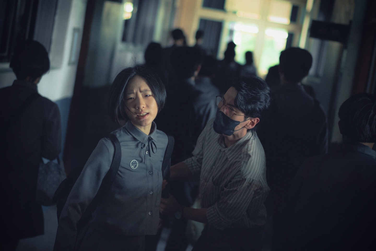 許曦文(左)在《聰明鎮》飾演苦讀仍無法讓成績進步的重考班學生
