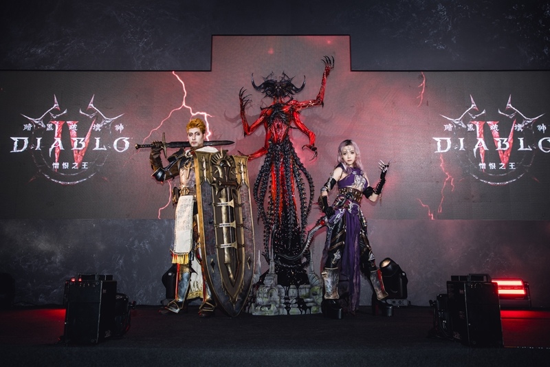 人氣Coser化身《暗黑破壞神IV：憎恨之王》兩大全新職業「聖騎士」與「術士」登場