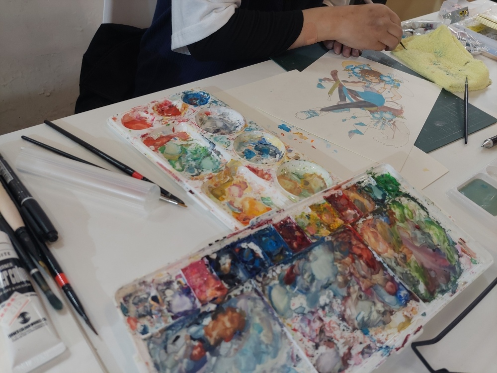 現場作畫的樣子很迷人！