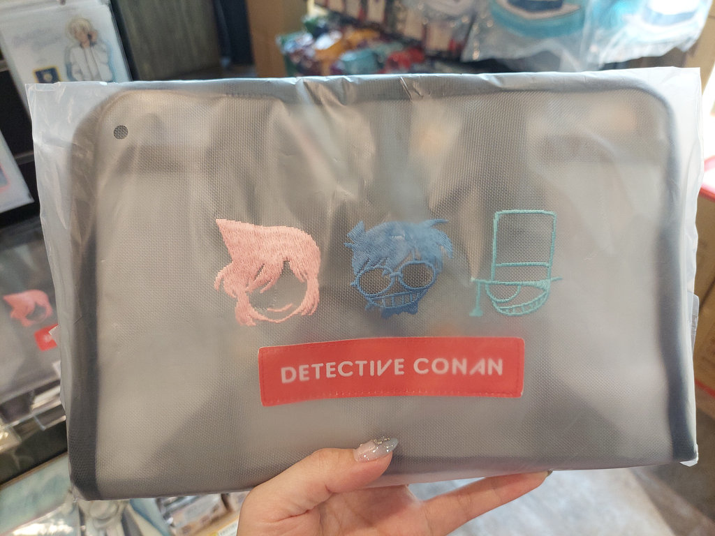 洗浴包，前面是網狀+角色刺繡，後面則有角色印花，適合常去健身房或游泳的你擁有！