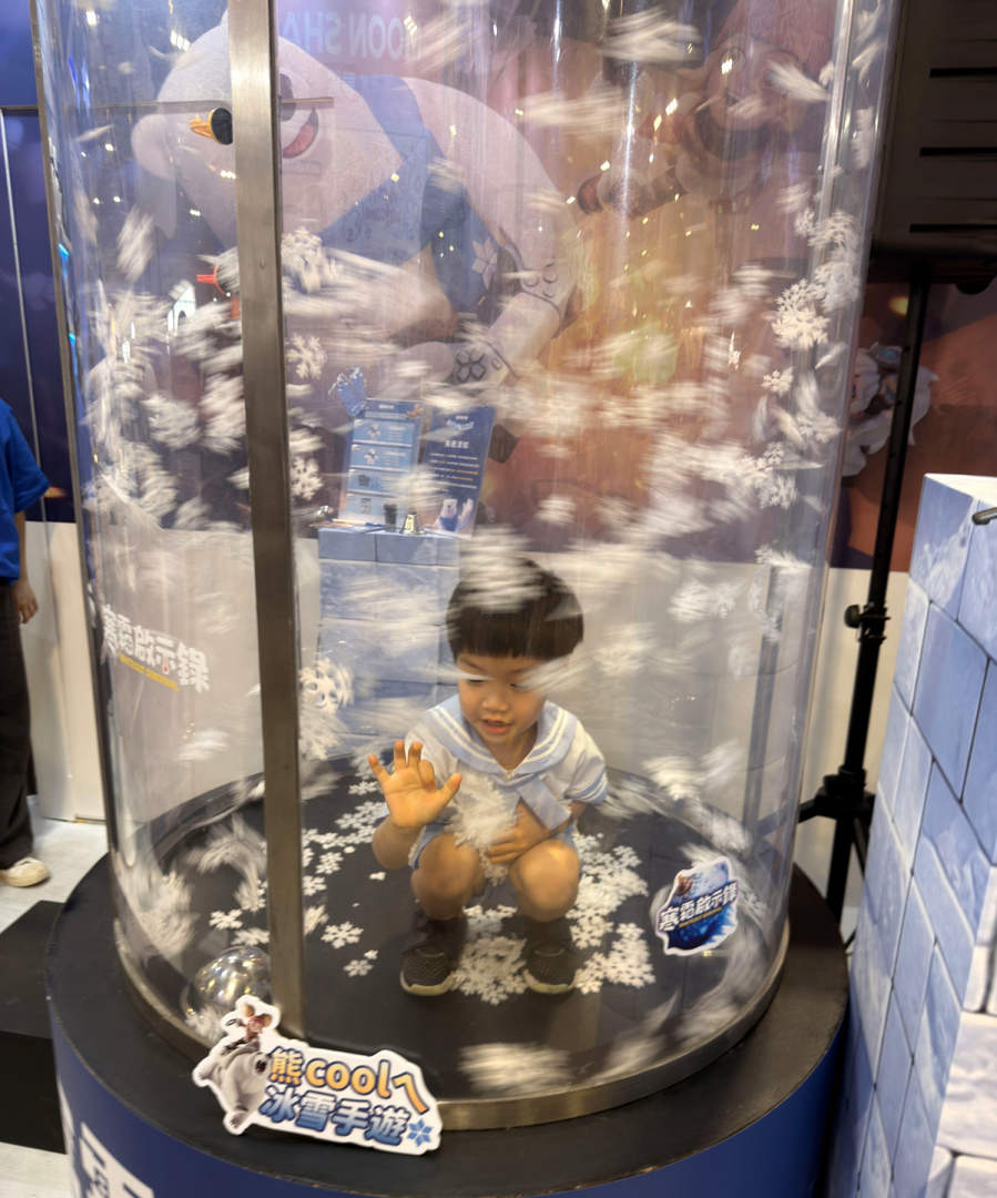 憑實力挑戰旋風雪花機-大人小孩都可以輕鬆帶走想要的熊先生玩偶