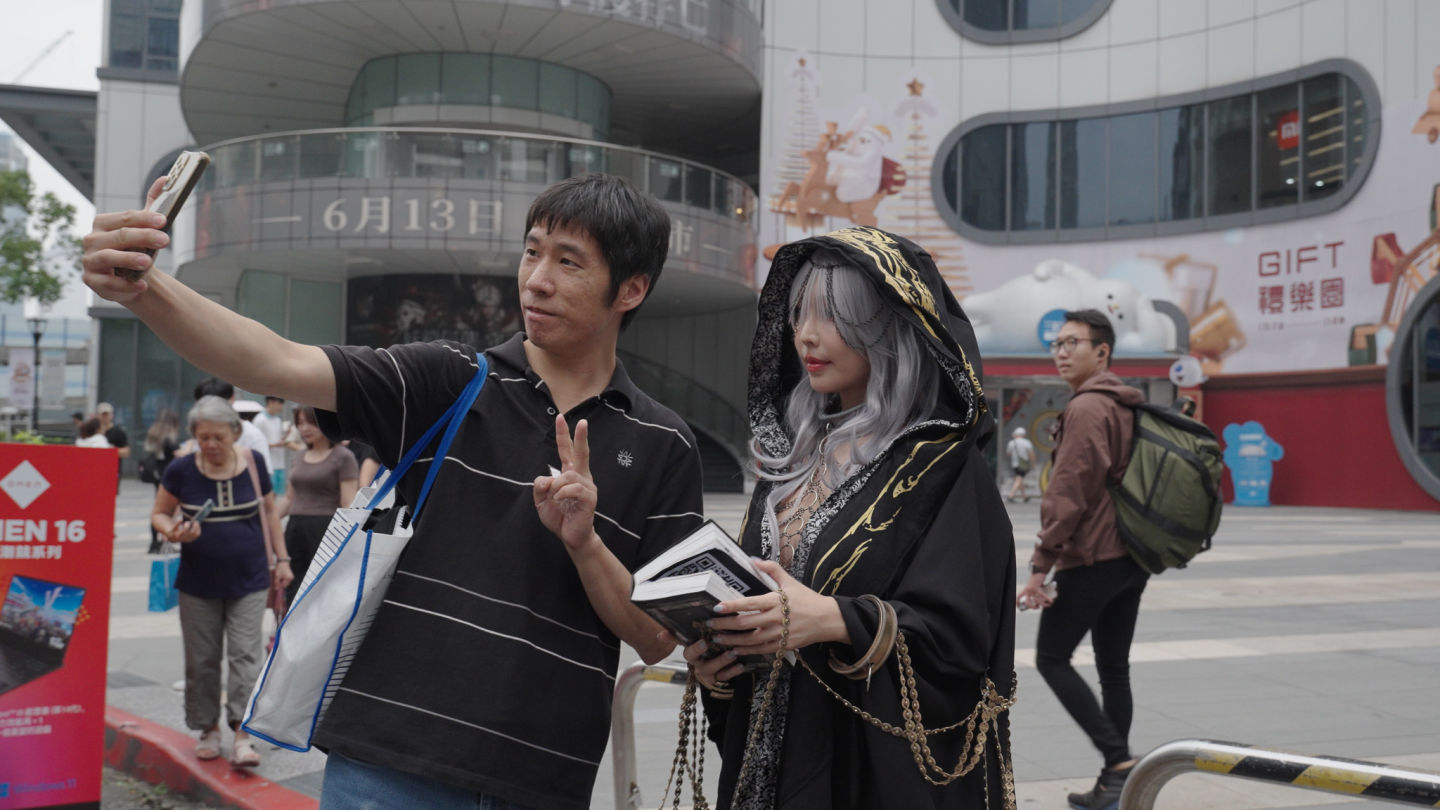《RAVEN 2：渡鴉》上市在即！人氣網紅「希希」化身遊戲角色「古列爾」降臨街頭