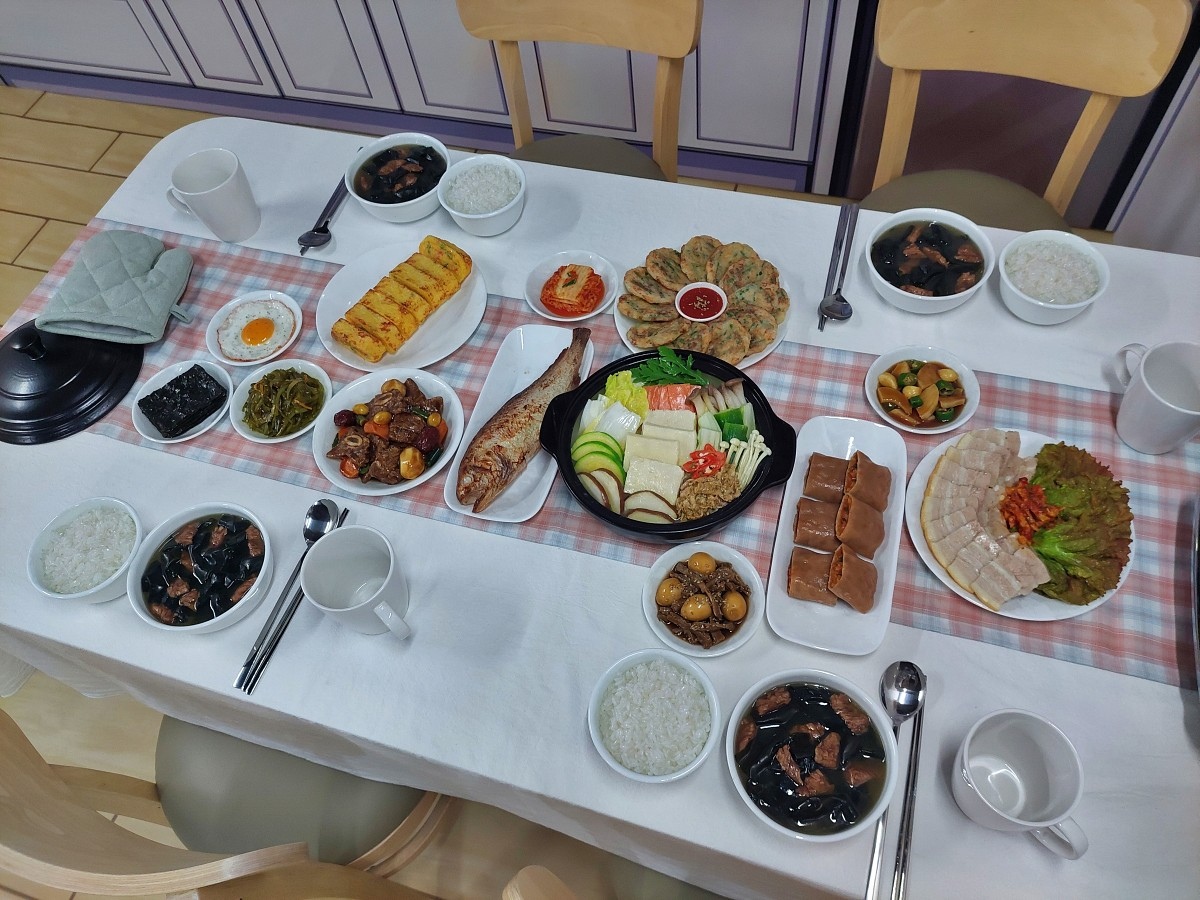 桌上的菜色都是韓國式家常菜，看到海帶湯都快哭了QQQQQ
