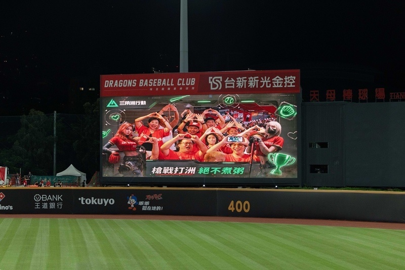 多位玩家在互動 CAM 前應援三角洲,並秀出遊戲畫面
