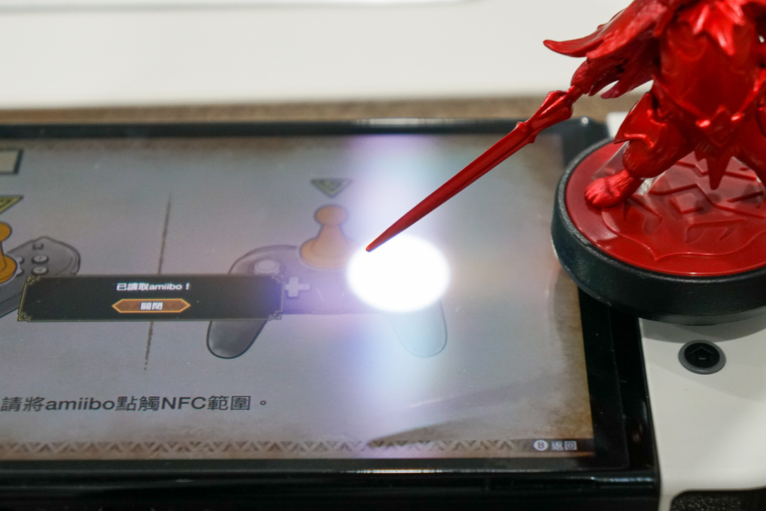 《魔物猎人崛起 破晓》与日本 7-11 推出限量 Amiibo 组合，以鲜艳金属红呈现爵银龙吸血鬼主题