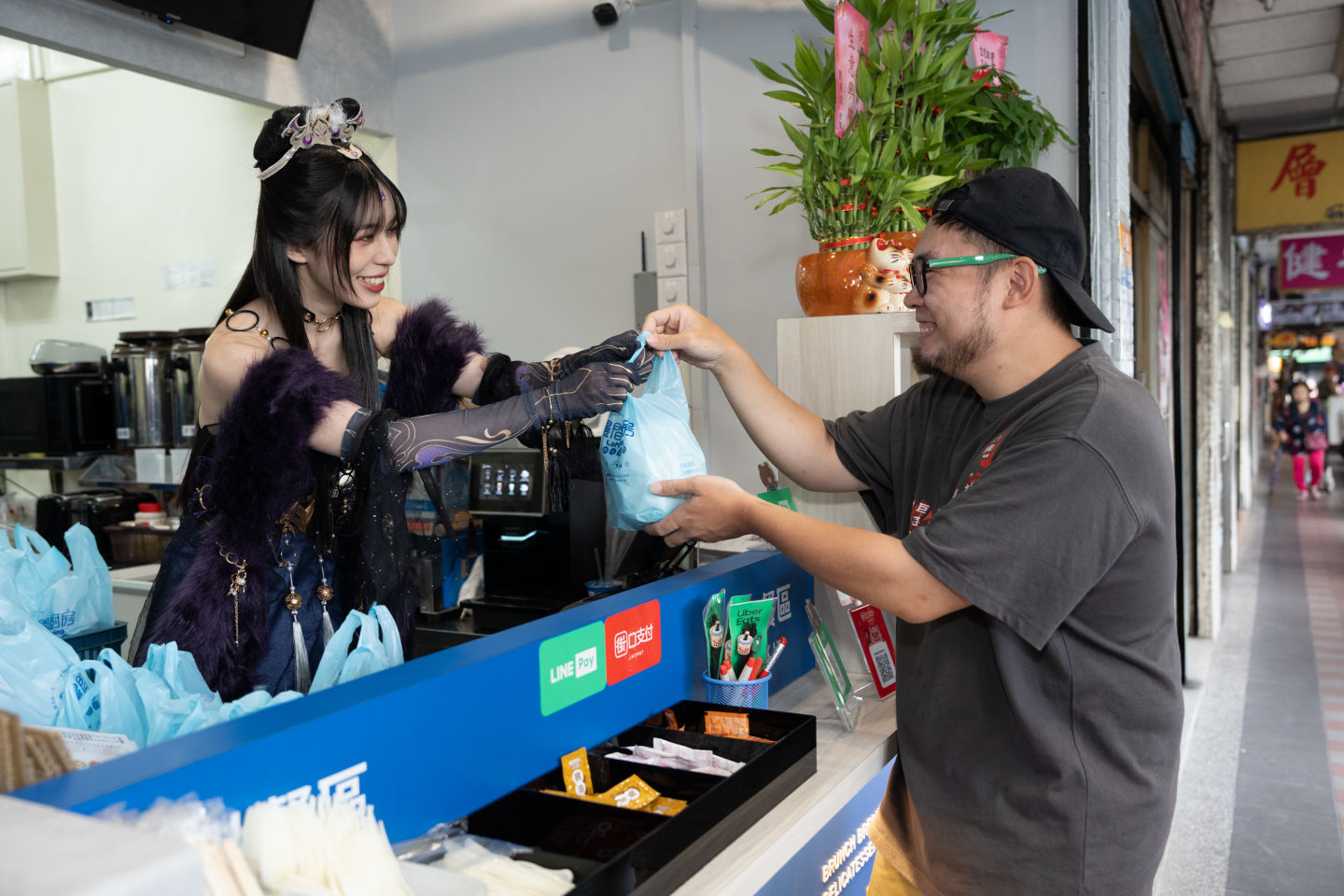 《永劫無間 x Uber Eats x 晨間廚房》一日店長活動，直擊實況主赤鬼伯伯化身「玉玲瓏」獻上美味早餐！