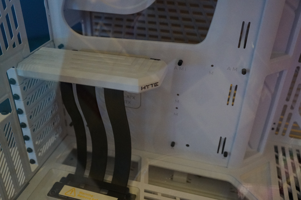 HYTE 展示全新 X50 電腦機殼系列與多色配件,主打圓角外觀以及散熱效能及耐用性