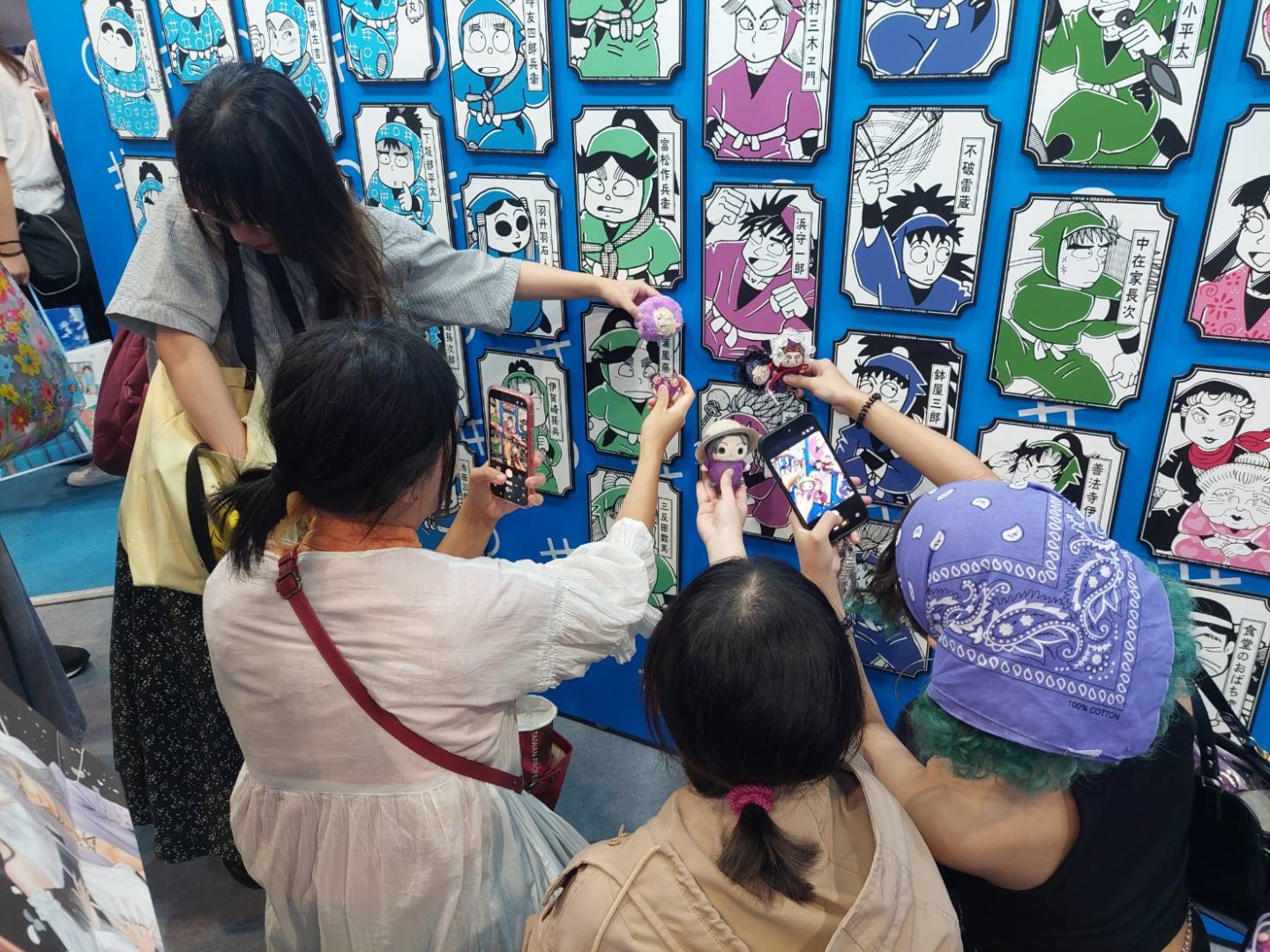 活動結束後粉絲們帶著娃娃來拍照