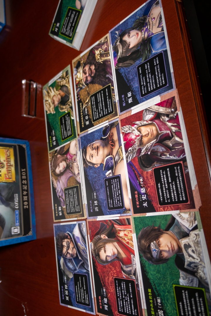 【開箱】《真‧三國無雙 8 Empires》20 週年紀念 BOX 精選歷代 94 名武將造型及圖繪,回顧系列發展軌跡