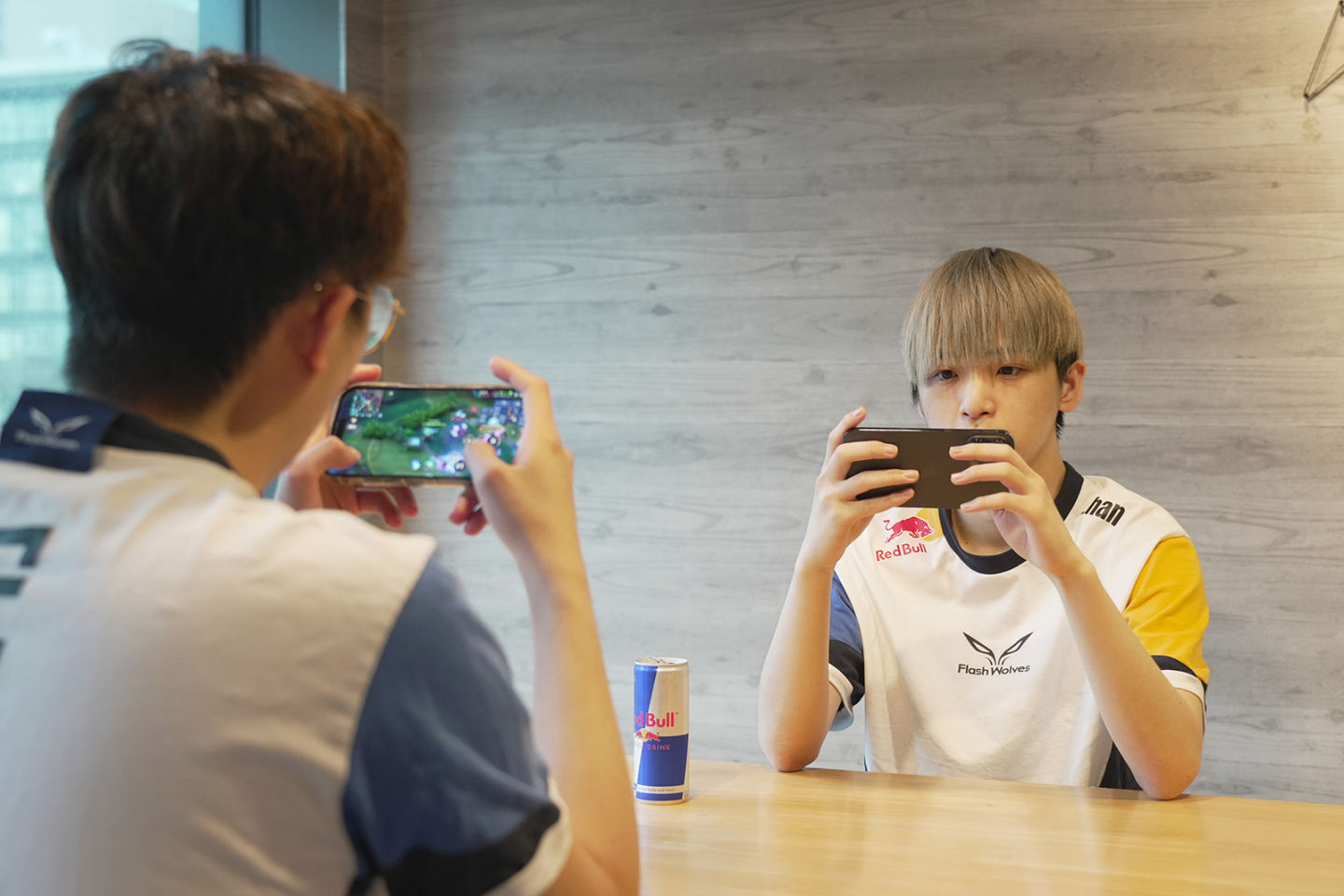 Red Bull M.E.O. 應援《傳說對決》！買 Red Bull 解鎖獨家聯名遊戲表情貼＆抽永久稀世造型