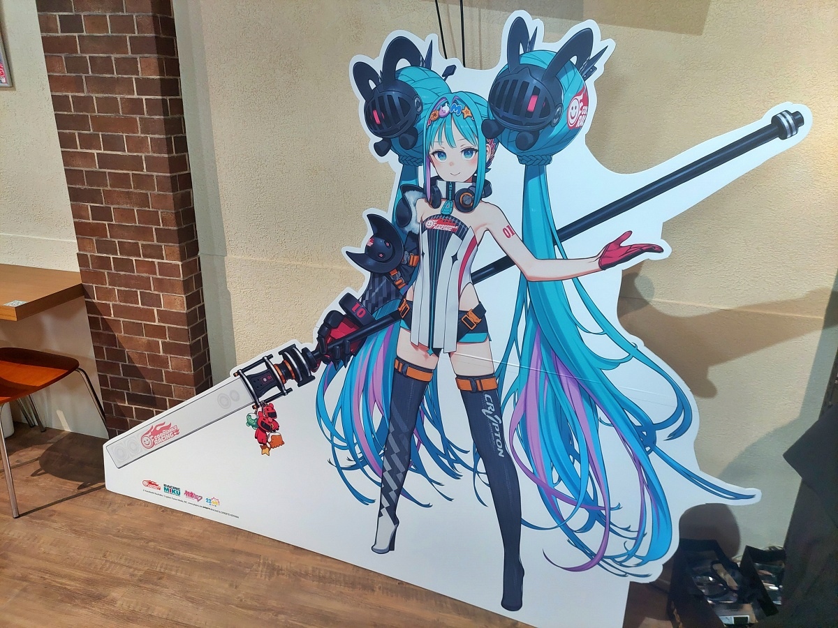 今年的賽車初音大立牌,歡迎合照