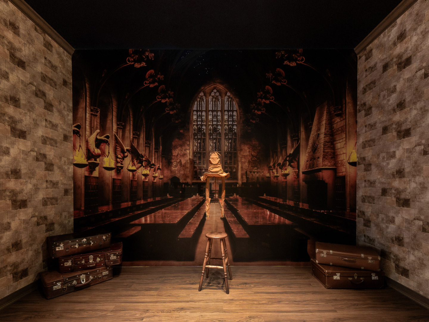 Harry Potter – Mahou Dokoro台中店全新打造分類帽主題打卡區,重現霍格華茲經典入學儀式場景
