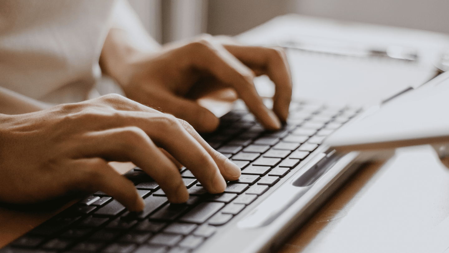 一雙手在鍵盤上打字