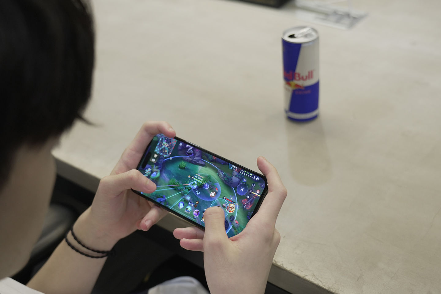 Red Bull M.E.O. 應援《傳說對決》！買 Red Bull 解鎖獨家聯名遊戲表情貼＆抽永久稀世造型