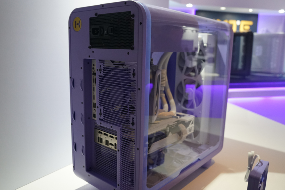 HYTE 展示全新 X50 電腦機殼系列與多色配件,主打圓角外觀以及散熱效能及耐用性