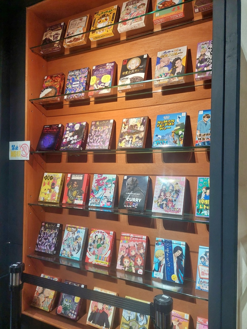 門口有歷來合作過的作品咖哩包展示!