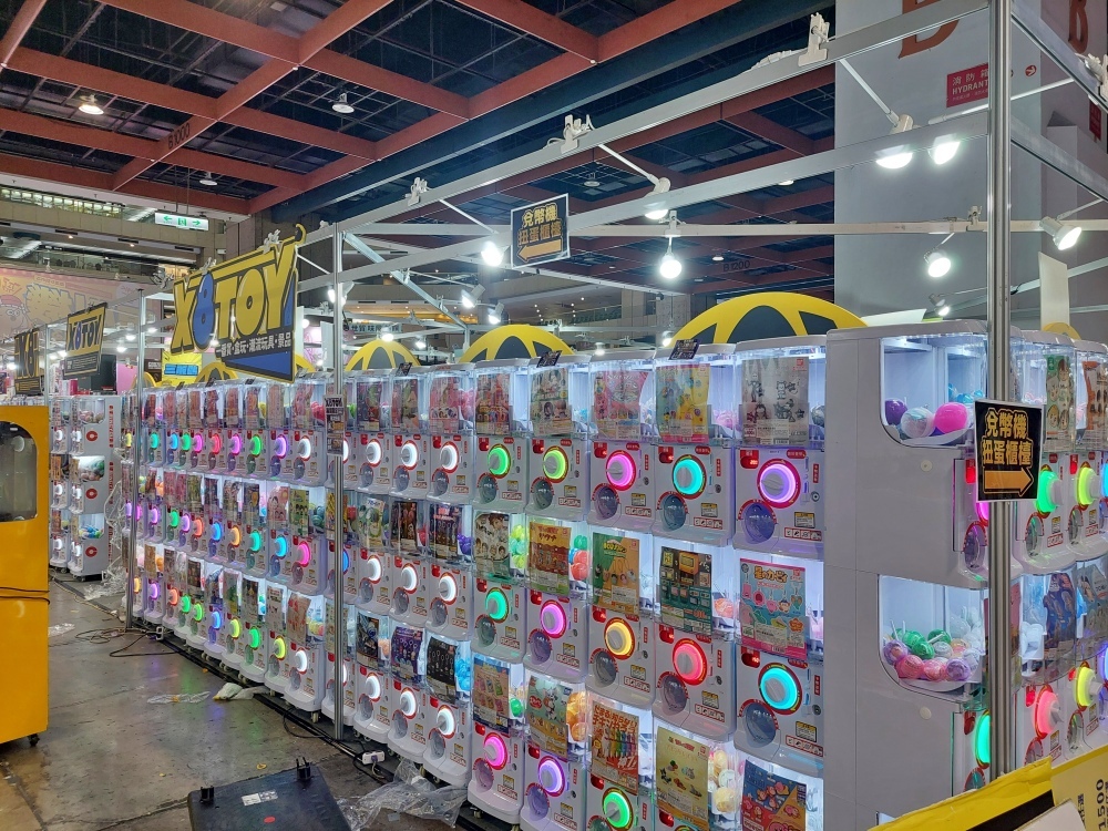 隨機商品變成趨勢的現在，玩具廠商也帶了為數眾多的扭蛋機，氣勢登場
